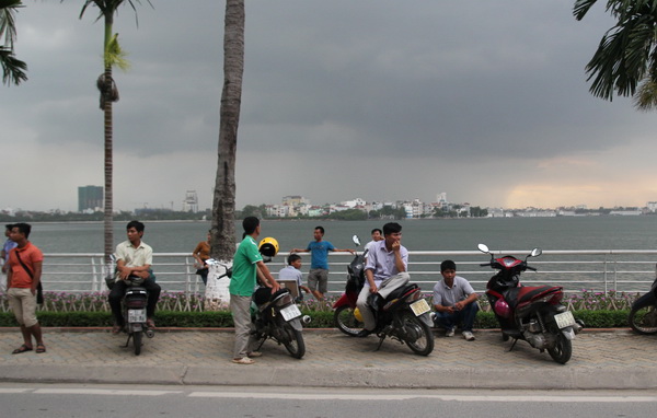 Phụ huynh thấp thỏm ngóng thí sinh trong cơn dông ảnh 1